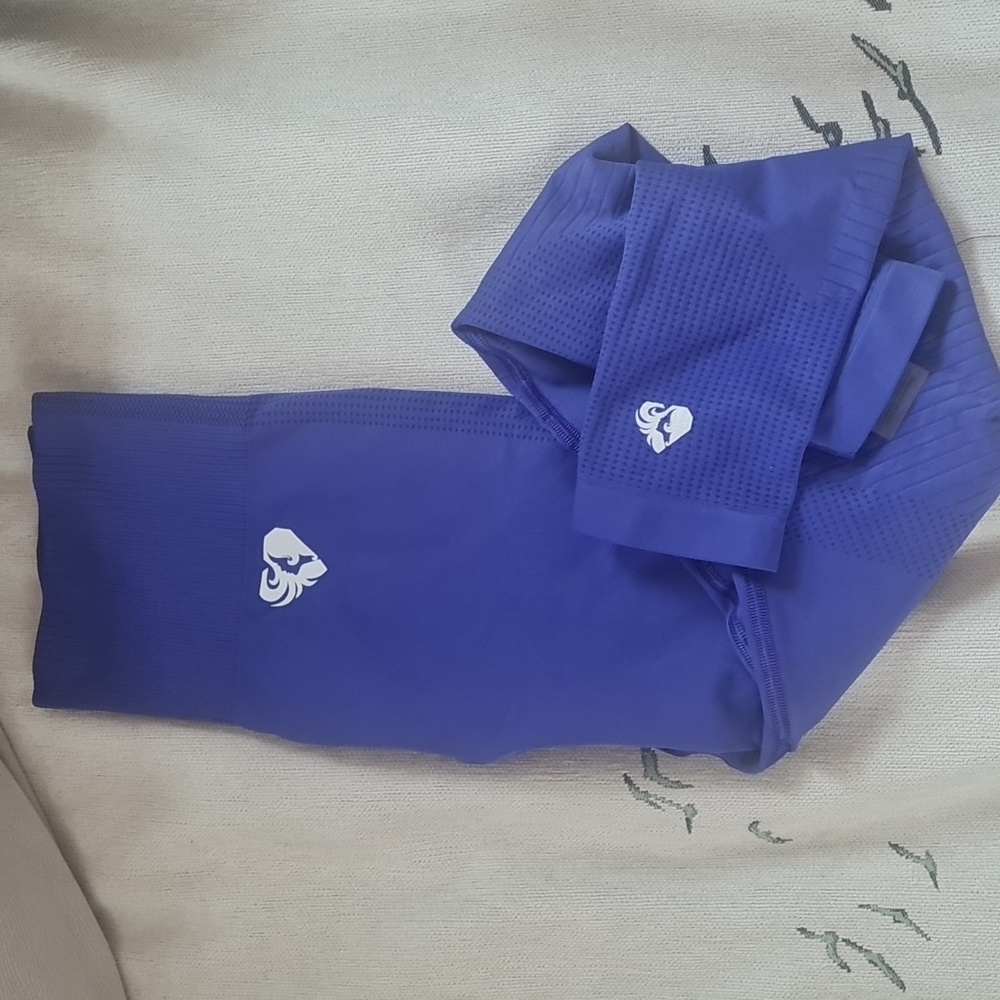 Woman’s best dark blue legguings size Medium